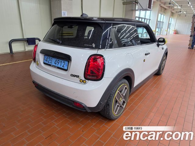 Mini Cooper SE Electric 3rd - фото 1