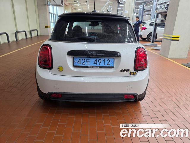Mini Cooper SE Electric 3rd - фото 3