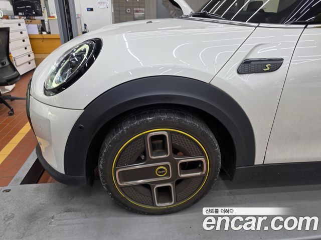 Mini Cooper SE Electric 3rd - фото 4