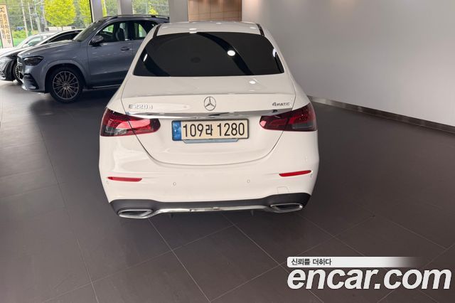 Mercedes-Benz E-Class W213 E220d 4MATIC AMG Line - фото 3