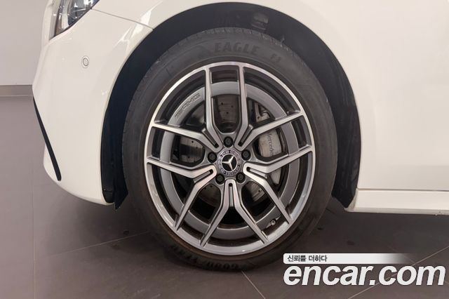 Mercedes-Benz E-Class W213 E220d 4MATIC AMG Line - фото 4