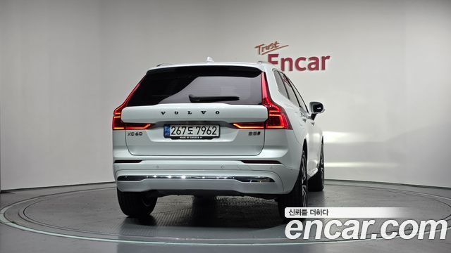 Volvo XC60 2-го поколения B5 Ultimate Bright - фото 3