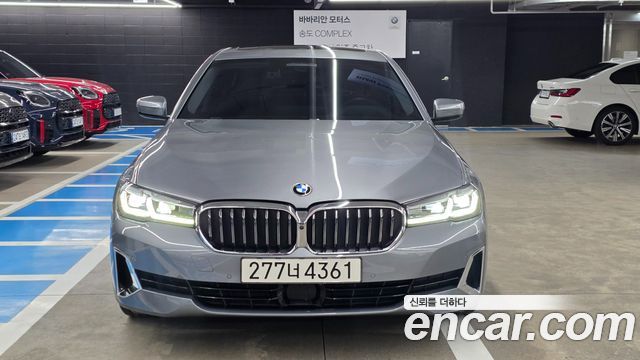 BMW 5-Series G30 520i Luxury - фото 2