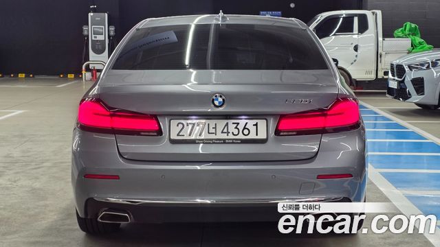 BMW 5-Series G30 520i Luxury - фото 3