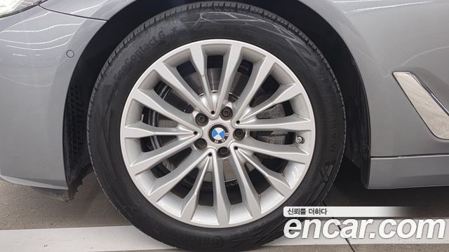 BMW 5-Series G30 520i Luxury - фото 4