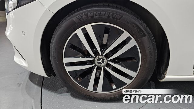 Mercedes-Benz A-Class W177 A220 Hatchback - фото 4