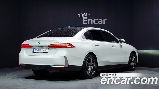 BMW 5-Series G60 520i - фото 1