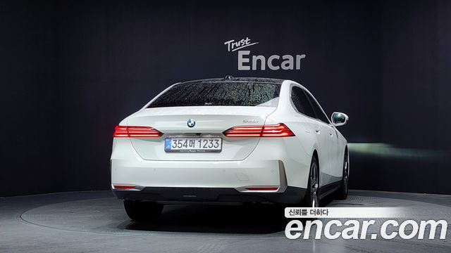 BMW 5-Series G60 520i - фото 3