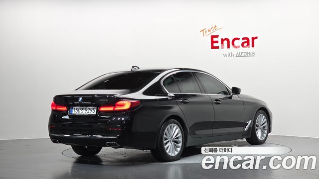 BMW 5-Series G30 520i Luxury - фото 1