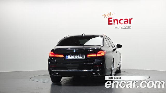BMW 5-Series G30 520i Luxury - фото 3