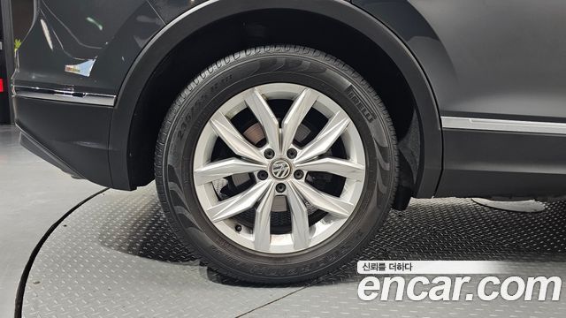 Volkswagen Tiguan 2-го поколения 2.0 TDI Premium - фото 4