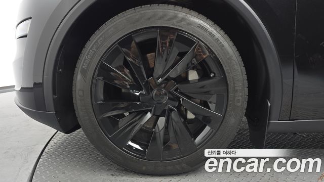 Tesla Model Y Long Range AWD - фото 3