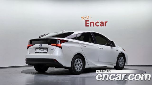 Toyota Prius 4-го поколения 1.8 - фото 1