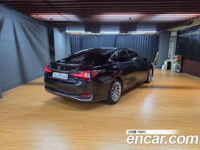 Lexus ES 300h 7-го поколения Luxury Plus - фото 1
