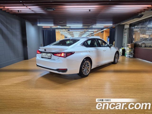 Lexus ES 300h 7-го поколения Executive - фото 1