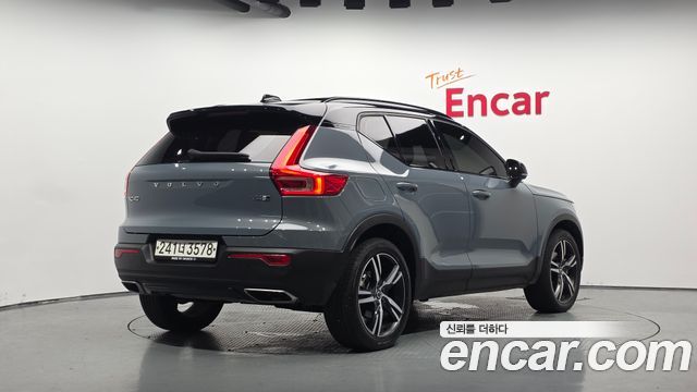 Volvo XC40 T4 R-Design - фото 1