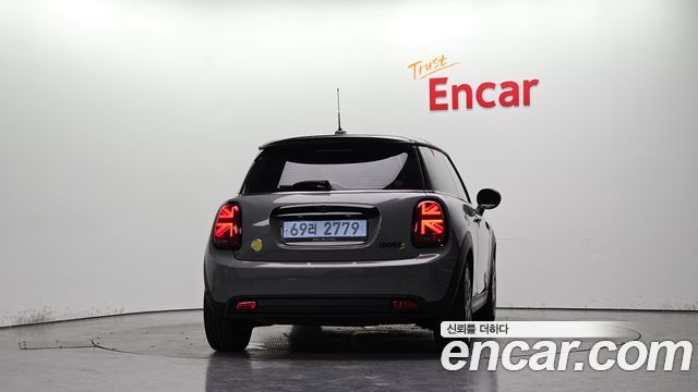 Mini Cooper Electric SE Electric 3rd - фото 2