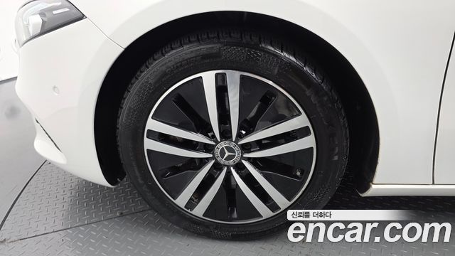 Mercedes-Benz A-Class W177 A220 Sedan - фото 4