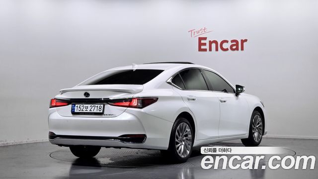 Lexus ES 300h 7-го поколения Luxury Plus - фото 1