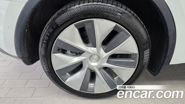 Tesla Model Y Long Range AWD - фото 4