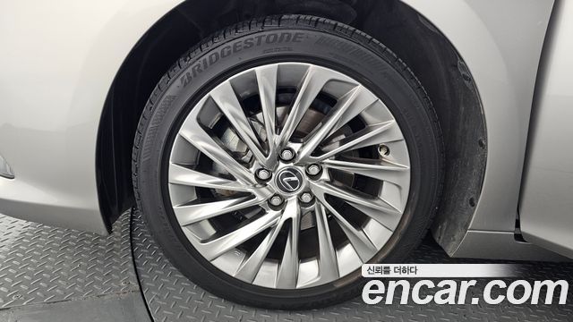 Lexus ES 300h 7-го поколения Luxury Plus - фото 4