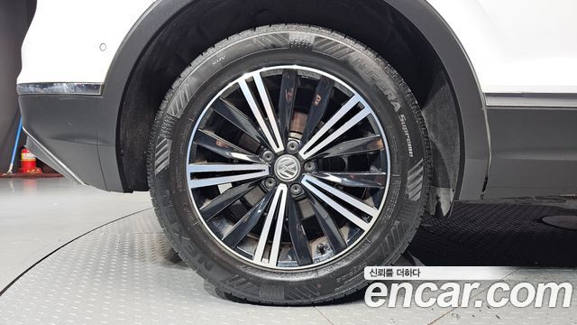 Volkswagen Tiguan 2-го поколения 2.0 TDI Prestige - фото 4
