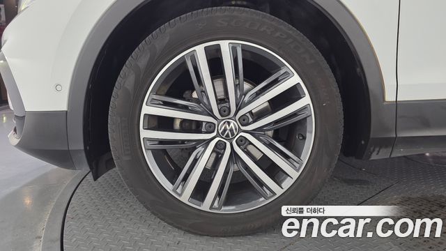 Volkswagen Tiguan 2-го поколения 2.0 TDI Prestige - фото 4