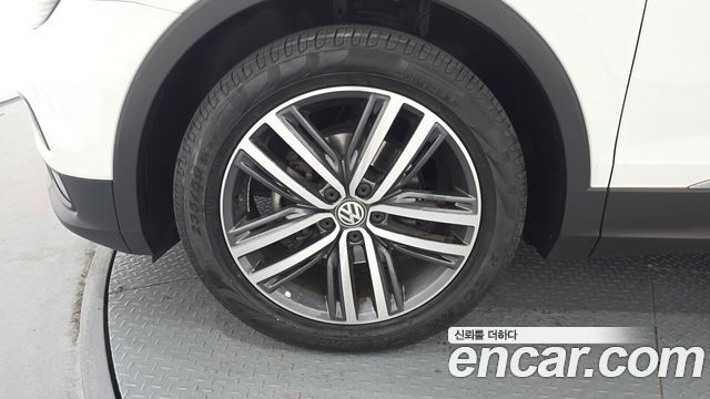 Volkswagen Tiguan 2-го поколения 2.0 TDI Premium - фото 4