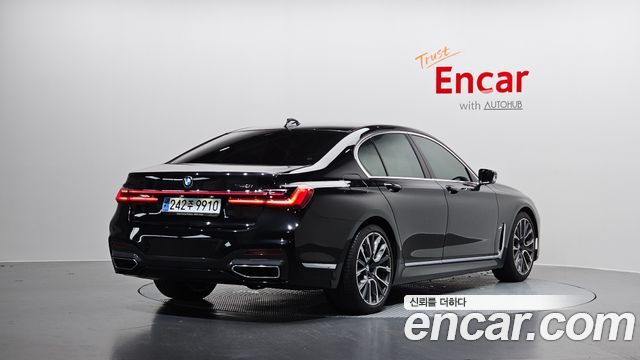 BMW 7 Series G11 740i M Sport - фото 0