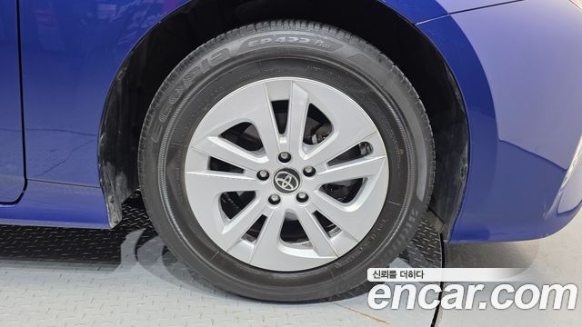 Toyota Prius 4-го поколения 1.8 E - фото 4