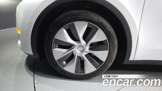 Tesla Model Y Long Range AWD - фото 3