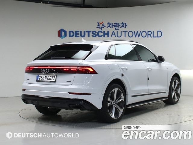Audi Q8 55 TFSI Quattro Premium - фото 1