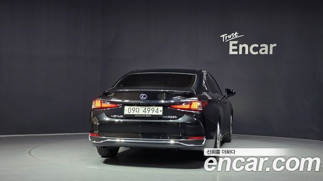 Lexus ES 300h 7-го поколения Executive - фото 3