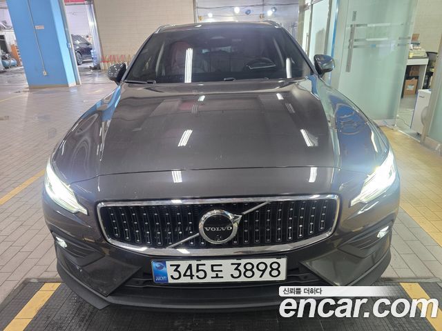 Volvo V60 Cross Country 2-го поколения B5 Ultimate AWD - фото 2
