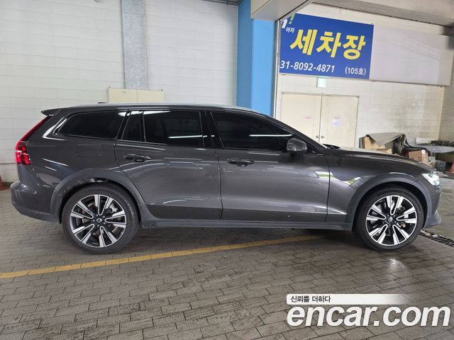 Volvo V60 Cross Country 2-го поколения B5 Ultimate AWD - фото 3