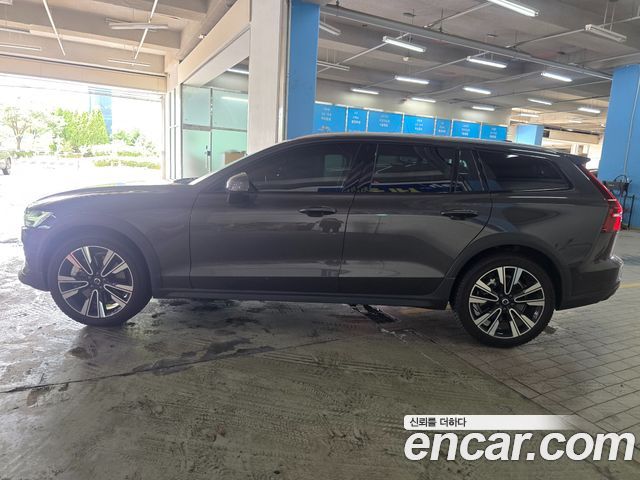 Volvo V60 Cross Country 2-го поколения B5 Ultimate AWD - фото 4