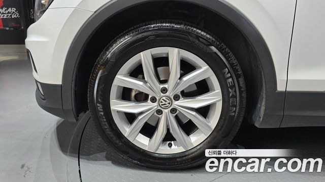 Volkswagen Tiguan 2-го поколения 2.0 TDI Premium - фото 4
