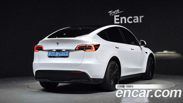 Tesla Model Y RWD - фото 1