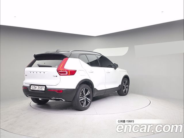 Volvo XC40 T4 R-Design - фото 2