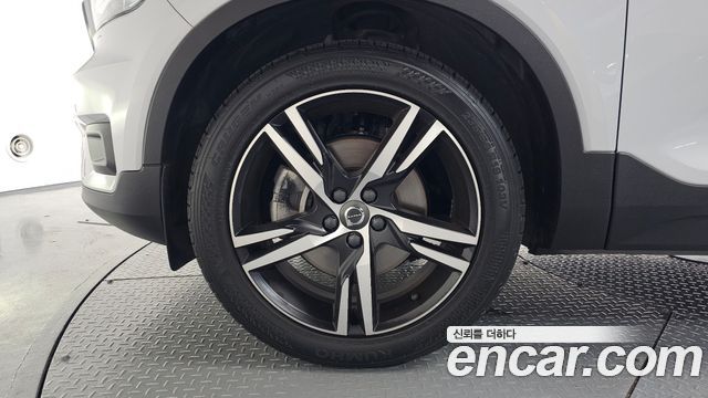 Volvo XC40 T4 R-Design - фото 3