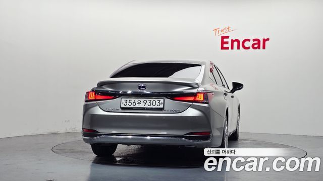 Lexus ES 300h 7-го поколения Executive - фото 3