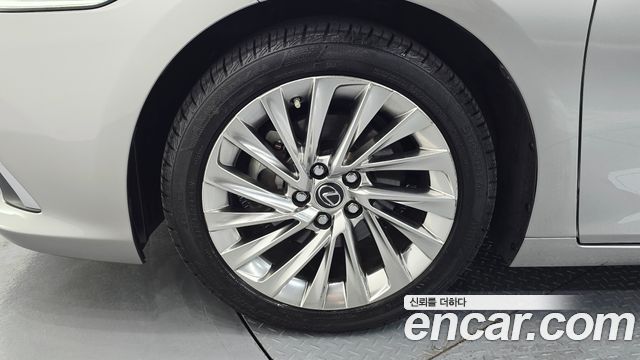 Lexus ES 300h 7-го поколения Executive - фото 4