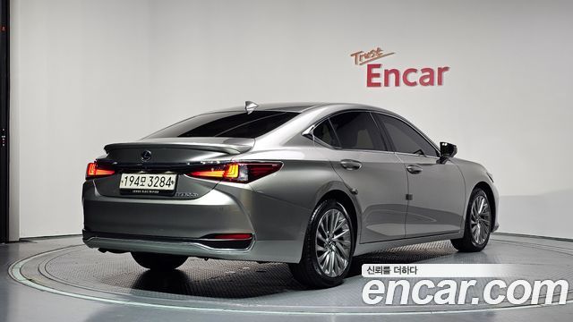 Lexus ES 300h 7-го поколения Executive - фото 1