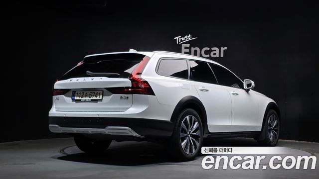 Volvo V90 Cross Country B5 Ultimate AWD - фото 1