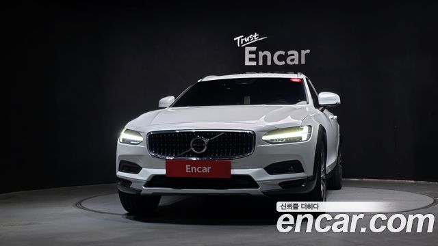 Volvo V90 Cross Country B5 Ultimate AWD - фото 2