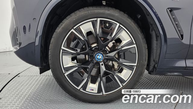 BMW iX3 M Sports - фото 3