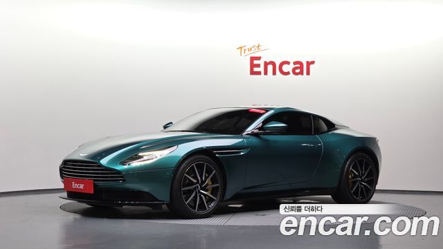 Aston Martin DB11 4.0 V8 Coupe - фото 0