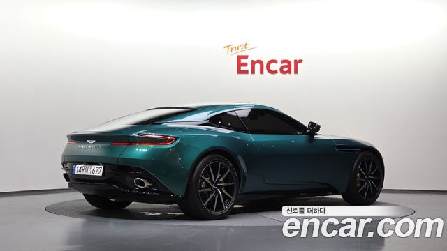 Aston Martin DB11 4.0 V8 Coupe - фото 1