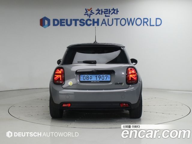 Mini Cooper Electric SE Electric 3rd - фото 4