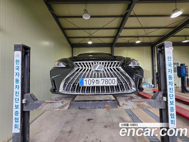 Lexus ES 300h 7-го поколения Executive - фото 0